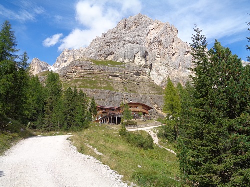 Looking back towards Rifugio Dibona after lunch