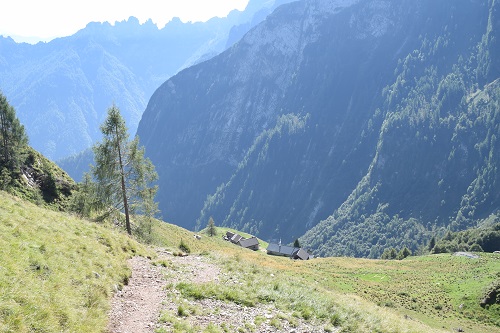 Heading steeply down towards Rifugio Pian de Fontana