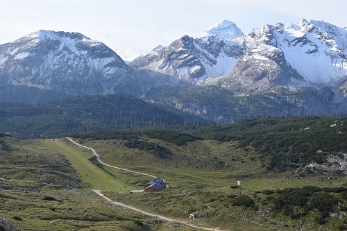 Heading down towards the Rifugio Sennes