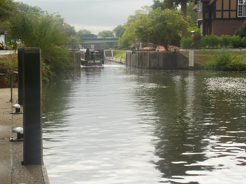 A Narrowboat enters the lock at Boveney