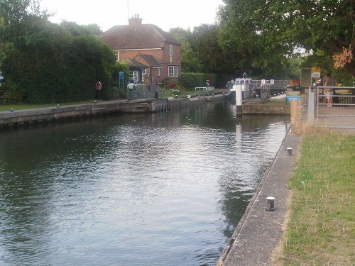 Looking back towards Goring Lock