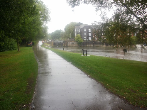 Approaching Sandford Lock in the rain