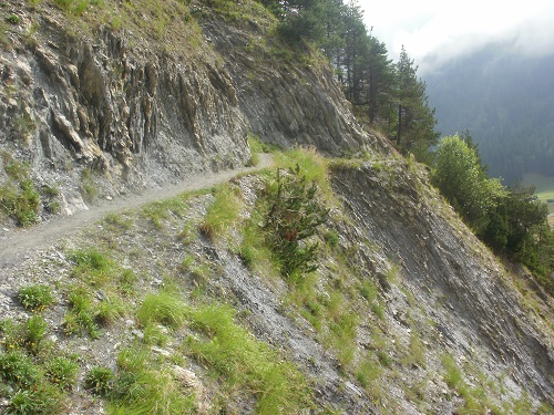 A narrow path with a steep drop just after La Fouly